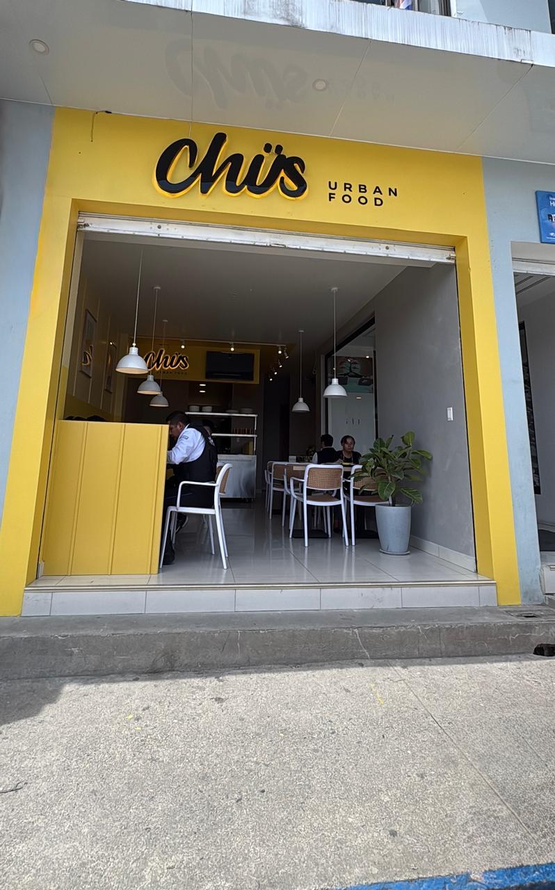 Fachada de CHÜS Urban Food durante el día