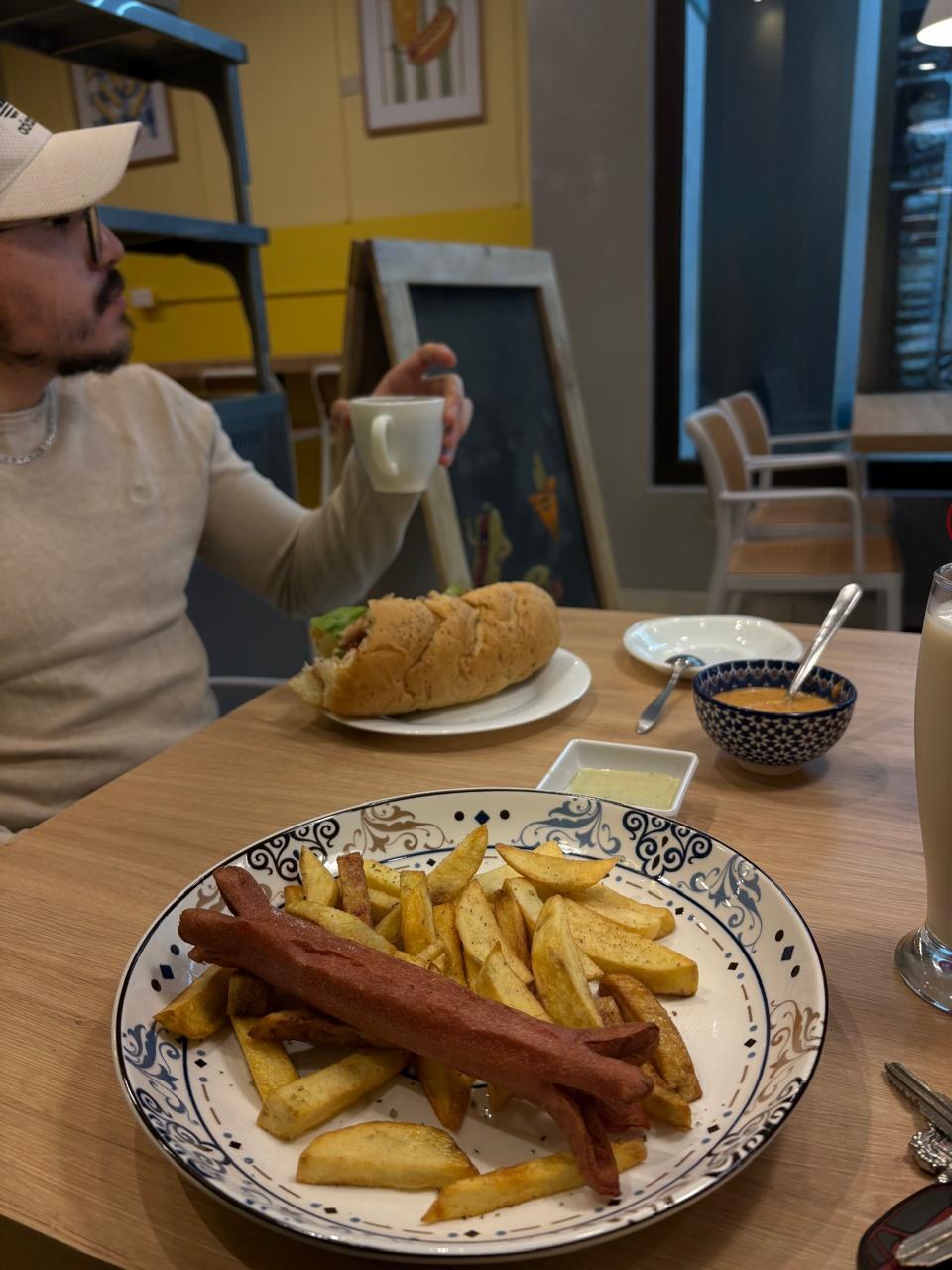 Mesa con comida y bebida en CHÜS